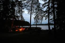 57,5 metre (189 ft) yükseklikte, yüzey alanı 2,51 kilometre karedir (0,97 sq mi). Datei Labussee Camping C24 Abend Jpg Reisefuhrer Auf Wikivoyage