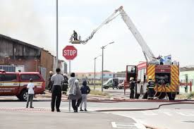 Cape town fire continues into the night. Firefighters Extinguish A Fire In 10th Avenue Retreat Southern Mail