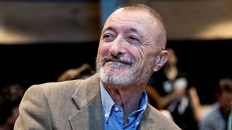Arturo Pérez-Reverte carga contra Pilar Rubio tras su último disgusto