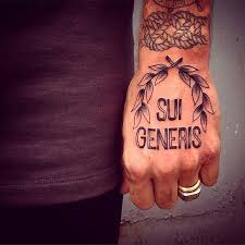 Il ballerino di amici, tra scritte, simboli e disegni ne ha sparsi su tutto il corpo e non perde occasione per metterli in mostra. Stefano De Martino Tatuaggio Sui Generis 2014 Instagram 1 Rete 7