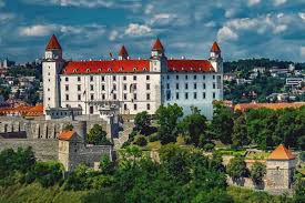 Charming and compact bratislava is the world's only capital city bordering two countries, austria and hungary, and centers around the beautiful danube river. Ideen Fur Euren Junggesellenabschied In Bratislava Mit Crazy Jga