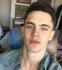 童颜的仙气男模Edward Bayer，他居然还是大学里的班长！