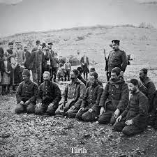 📌Edirne yakınlarında Bulgarlara esir düşen Türk askerleri, 1912.  Aralarında çocukların da bulunduğu Bulgar siviller, esir düşen  askerlerimizi izliyorlar. #DerinTarih #BalkanSavaşları