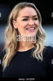 Sky Sports presenter Laura Holz vor dem carabao Cup Achtelfinale bei Rodney  Parade, Newport Stockfotografie