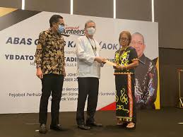 Kepada pertubuhan sukarela kebajikan sebagai penghargaan kepada mereka yang menyokong kerajaan dalam memanuhi keperluan sosial negara dengan penyediaan berbagai perkhidmatan dan kemudahan. Logo Jabatan Kebajikan Masyarakat Sarawak