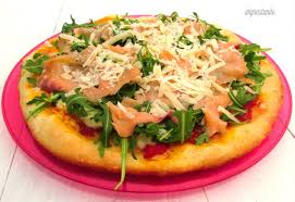 7 trascorso il tempo, sfornare e farcire, ovvero stendere la panna sulla pasta e sopra mettere il salmone alternato a fette di mozzarella. Pizza Rucola E Salmone Imprastando