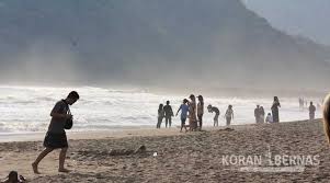 Selfie, menikmati pemandangan, makan makan. Dua Wisatawan Terseret Ombak Pantai Laguna