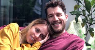 Uraz kaygılaroğlu, kendisi gibi oyuncu olan melis i̇şiten ile 2014 yılında nikah masasına oturmuştu. Bosanma Karari Alan Uraz Kaygilaroglu Ve Melis Isiten In Veda Mesajlari Duygulandirdi Son Dakika Magazin