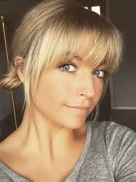 A pearl blonde like this one is stunning and gives hair a healthy glow. Neueste Haarschnitte Mit Pony Fur Rundes Gesicht Fur Gesicht Haarschnitte Neueste Pony Rundes Hair Styles Thin Fine Hair Long Hair With Bangs