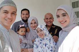 Setelah menikah, diketahui bila mark sungkar dan santi asoka mala tinggal di sebuah rumah mewah yang asri berkonsep alam. Ayahnya Nikahi Gadis 45 Tahun Lebih Muda Shireen Sungkar Ogah Panggil Istri Mark Sungkar Mama Kan Seumuran Semua Halaman Grid Fame