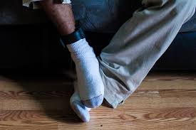 How does house arrest monitors work? Illinois Prison Officials Are Flying Blind With Electronic Monitoring Chicago Reporterchicago Reporter