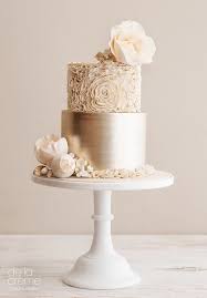 These Beautiful Unique Wedding Cakes Made By De La Creme Creative Studio Wedding Cake Toppers Wedding Cakes Gold Wedding Cake