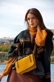 30 à 34 cm hauteur anse (en cm) : Emmy Sac Bandouliere En Cuir Nubuck Jaune Safran Florence K