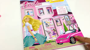 Mide 122 cm de alto por 91 cm de ancho y tiene tres pisos y siete habitaciones en las que jugar. Barbie Casa De Los Suenos En Espanol Barbie S Dream House Album De Stickers Video Dailymotion