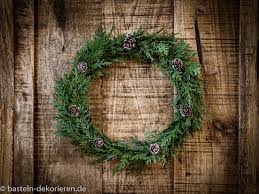 Auf einen besucher machen kannst. Weihnachtlichen Turkranz Binden Basteln Und Dekorieren