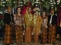 Tapi, sekarang lebih modern dan dipadukan dengan perkembangan. 50 Model Baju Kebaya Orang Tua Pengantin Terbaru 2021 Model Kebaya Modern Terbaru