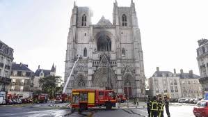 Hébergement, activités et loisirs, réservation en ligne (séjour, hôtel, spectacles, congrès), guide pratique, plans et transports à nantes (44). Frankreich Brand In Kathedrale Von Nantes Vatican News
