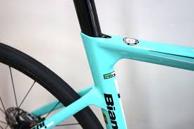 Bianchi aria je rychlé aero kolo postavené pro podávání maximálního výkonu a pro milovníky rychlé jízdy. Bianchi Aria Disc Ultegra 2020 Color 1d Edelrad De