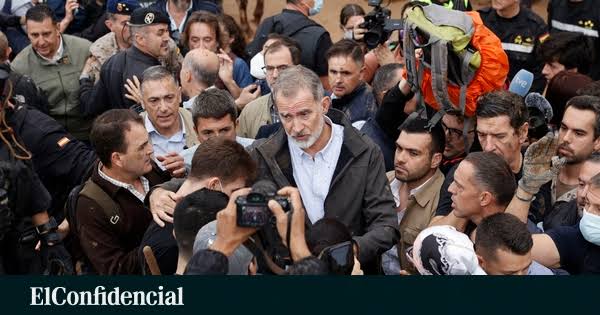 Insultos, lanzamiento de objetos y gritos de "¡asesinos!" en la visita de  los Reyes, Sánchez y Mazón a Paiporta