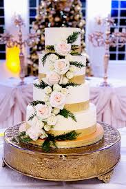 Gold And White Wedding Cake With Fresh Flowers In 2020 Fresh Flower Cake Creative Cakes Classic Wedding Cake