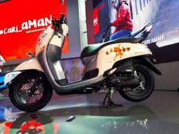 Fitur all new honda scoopy 2017 thailand lebih lengkap daripada sebelumnya, dengan velg 12 inchi, headlamp projektor led, bagasi 15 liter dan ac charger. Honda Scoopy Thailand Dan Indonesia Beda Honda Bintang Motor
