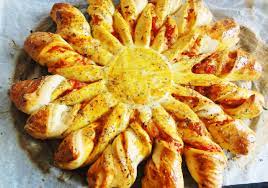 J'apprécie préparer des tartes salées car elles allient la notion de gourmandise avec une pâte on les déguste avec une belle salade, sur la terrasse au soleil. Tarte Soleil A Partager Pour L Apero Aux Fourneaux