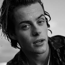 mari hayes (@marinino8)