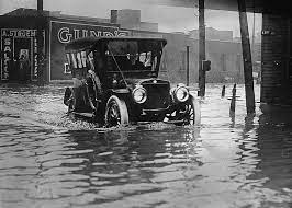 Deep Swim Motorist Takes Chance Through Flooded Street In Cleveland Following A Storm In 1910 Oceans Of The World Automobile Flood