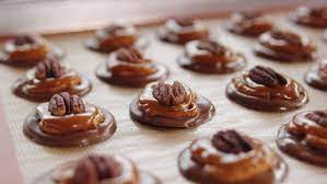 Ree's celebrating the holidays by cooking up divine cinnamon rolls for christmas gifts, and her little elves, the kids, are on delivery duties. Christmas Goodies The Pioneer Woman Food Network