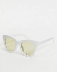 Jack (sam claflin) is determined to make the wedding of his sister hayley (eleanor tomlinson) a good one. Oversized Clear Sunglasses Worn By Rebecca Aisling Bea In Love Wedding Repeat Spotern