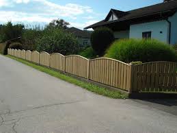 Holzzaun System Oslo Mit Abdecklatte Im Bogen Aus Kesseldruckimpragniertem Holz Sichtschutzwande Holzzaun Zaun