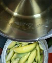 Masukkan air jeruk, irisan mangga, merica, garam, dan larutan maizena. Cara Cara Buat Jeruk Mangga Tanpa Guna Pengawet