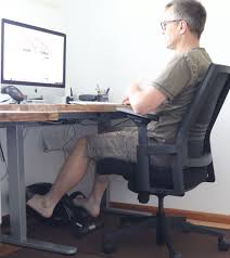 Trainieren Bei Der Arbeit Mit Einem Mini Heimtrainer Heim Trainer Ergometer