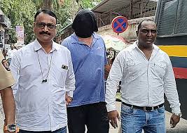Maharashtra | Roshan Suvarna, accused in the local train murder case, was  produced in the Borivali Court on Thursday A 22-year-old man was allegedly  stabbed to death inside a moving Mumbai local