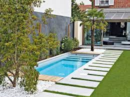 piscine idees deco et amenagement autour de la piscine elle decoration avec images petit jardin de ville amenager petit jardin jardin de ville