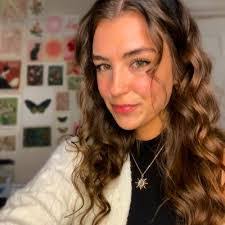 Lea Daigle's Instagram, Twitter & Facebook