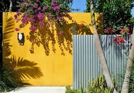 Deco De Mur Exterieur De Jardin En Couleur Avec Luminaires Et Plantes Fence Design Fence Landscaping Backyard Design