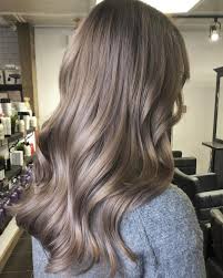 Mushroom Blonde Ist Die Trendfrisur 2019 Und Die Perfekte Farbe Fur Blondine Und Haar Und Schonheit Mushroom Hair Hair Styles Low Maintenance Hair