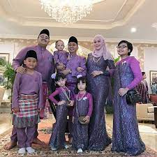Gambar amyza adnan sekeluarga yang diupload di facebooknya. Top Terbaru 24 Baju Raya Artis 2020