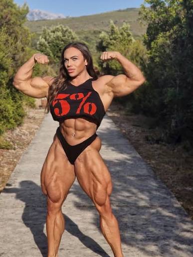 Sun's out, guns out! ?? Bringing the heat and flexing for a reason. Who's  ready for leg day? ? ? @5percentnutrition ?? 5percentnutrition.com ?  use code Amazonka -15% check for availability. Please
