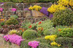 Während man den begriff hängende gärten mit eindrucksvoller schönheit in zusammenhang bringt, ruft das wort hanggarten eher assoziationen von mühevollen aufstiegen und schwierigen bepflanzungen hervor. Garten Mit Hanglage Schone Und Praktische Gestaltungsideen