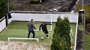 Jetzt mich hier kostenlos abonnieren. Vater Baut Tochter Einen Fussballplatz Im Eigenen Garten Hamm