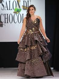 Defile De Stars En Robes Chocolatees Au Salon Du Chocolat Idees De Mode Defile Mode Idees Vestimentaires