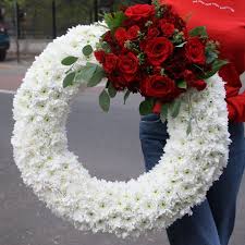 Order online artificial flowers via ferns n petals, best online store for beautiful looking plastic flowers. Coroana Funerara Din Trandafiri Rosii Si Crizantema 70 Cm 240ron Buchett Funeral Flower Arrangements Creative Flower Arrangements Funeral Floral Arrangements