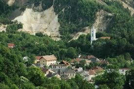 Asta inseamna ca nu mai pot fi acordate licente miniere pentru cea mai bogata zona in aur si argint din europa. Media Romanian Govt Resumes Procedure For Rosia Montana S Inclusion On Unesco Heritage List Romania Insider