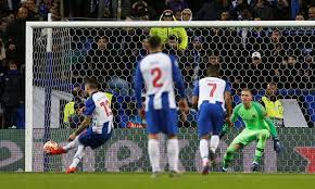Sérgio oliveira, na marcação de livre direto, atira rasteiro para defesa de rui patrício. Uefa Explica Por Que Marcou Penalti Para O Fc Porto E Nao Para A Roma Maisfutebol