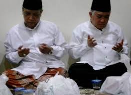 Sebagai makhluk sosial, tentu kita tidak lepas dari berhubungan dengan orang lain dari berbagai agama dan suku, tentu kita akan merasa bingung ketika ada sesuatu yang berhubungan dengan doa seperti ketika melayat, ketika mendapat undangan pernikahan, atau ketika mendapat undangan syukuran dan hajatan yang lain yang dalam acara tersebut. Hadiah Orang Hidup Kepada Orang Mati