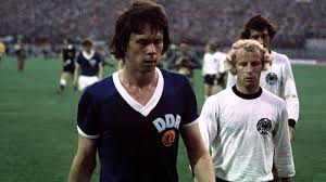 Scegli la consegna gratis per riparmiare di più. Le Migliori Repliche Della Maglia Ddr Maniacalcio