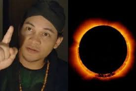 Pada 26 desember 2019, terjadi fenomena alam gerhana matahari cincin melewati beberapa wilayah di indonesia, kamis (26/12/2019). Fenomena Gerhana Matahari Cincin Akan Hiasi Langit Indonesia Pada 26 Desember 2019 Mbah Mijan Cium Pertanda Bahaya Akan Datang Bencana Tanah Terbelah Hingga Hawa Dingin Menusuk Tulang