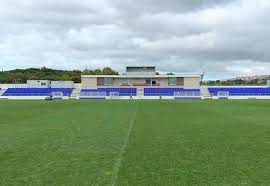 O héli que ao que tudo indica seguia para o aeroporto do hospital garcia de orta em almada não terá conseguido aterrar por falta de iluminação e então o inem pediu ao clube do cova da piedade para poder aterrar em pleno relvado. Estadio Municipal Jose Martins Vieira Fussballzz De